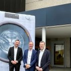 electroplus küchenplus und Miele feiern Kampagnenerfolg mit deutlichem Umsatz-plus. (v.l.n.r.) Alexander Morkus (Key Account Manager, Miele Vertriebsgesell-schaft Deutschland KG), Jörg Bachert (Leiter Vertrieb Elektrohandel, Miele Ver-triebsgesellschaft Deutschland KG) und Franz Schreckenberg (Team Lead Cate-gory Management Electro, EK Retail).
