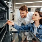 Auch im digitalisierten Weihnachtsgeschäft bleibt der stationäre Handel unverzichtbar. Während Online-Billiganbieter oft mit Sicherheitsmängeln kämpfen, punktet der Fachhandel mit geprüfter Qualität – für 83 Prozent der Konsumenten das wichtigste Kaufkriterium .