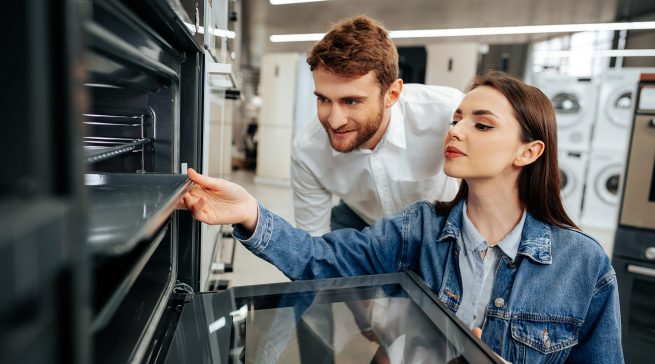 Auch im digitalisierten Weihnachtsgeschäft bleibt der stationäre Handel unverzichtbar. Während Online-Billiganbieter oft mit Sicherheitsmängeln kämpfen, punktet der Fachhandel mit geprüfter Qualität – für 83 Prozent der Konsumenten das wichtigste Kaufkriterium .