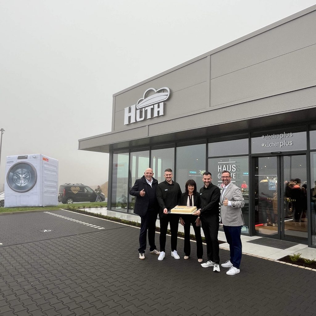 (v. l. ) Dirk Borutta (Regionalleiter electroplus, EK Retail), Simon Huth (Geschäftsführer, Hausgeräte Huth), Klaudia Huth (Geschäftsführerin, Hausgeräte Huth), Aljoscha Huth (Geschäftsführer, Hausgeräte Huth) und Martin Wolf (General Manager EK Home Electrical Appliances, EK Retail) feiern die Eröffnung am neuen Standort im Hunsrück.