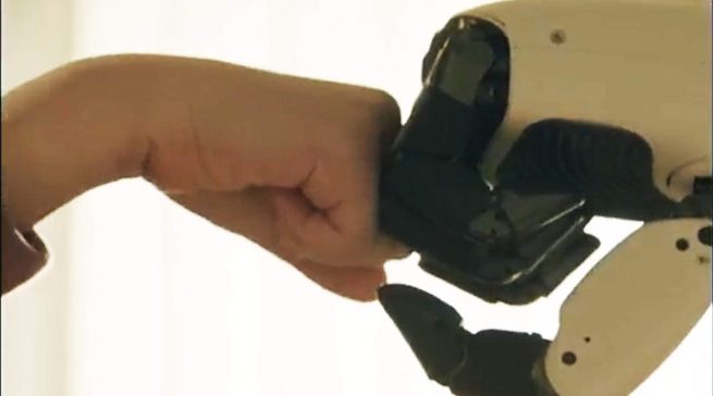 Mit seinem für moderne Wohnumgebungen optimierten Design ist „LG CLOiD“ in der Lage, vielfältige Aufgaben im Haushalt zu übernehmen. Seine beiden beweglichen Arme werden von Motoren mit jeweils sieben Freiheitsgraden angetrieben und ermöglichen vielseitige, natürlich wirkende Bewegungen.