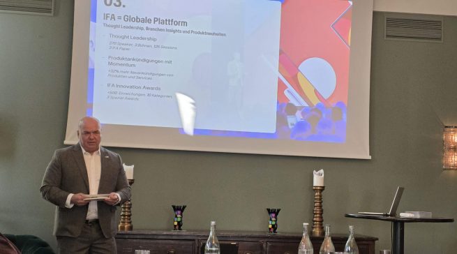 Leif Lindner, CEO der IFA Management GmbH, unterstrich beim Kamingespräch den Anspruch der IFA als Ort, an dem relevante Themen adressiert werden – für die Branche ebenso wie für Politik und Gesellschaft. Foto: Gabriel Wagner