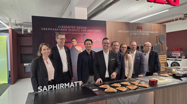 EK Retail und AEG planen 2026 eine gemeinsame Aktion: Alice Jank, Franz Schreckenberg (beide EK), Michael Geisler (CEO AEG Deutschland), Martin Wolf (EK), Daniel Köhn (Electroluc Group), Meike Ullrich (EK), Nico Sörries (Electrolux Group) und Christian Claes (EK) (v. l.). Foto: Rita Breer