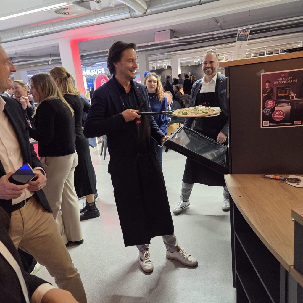 Ließ es sich nicht nehmen, in der „Wolrd of HomeTech“ für die Gäste Pizza zu backen: Michael Geisler, CEO AEG Deutschland. Foto: Rita Breer