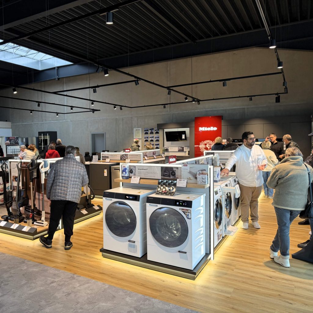 Die Verkaufsfläche für Elektrogeräte und die Küchenausstellung verschmelzen Technik und Wohngefühl zu einem durchgängigen Einkaufserlebnis