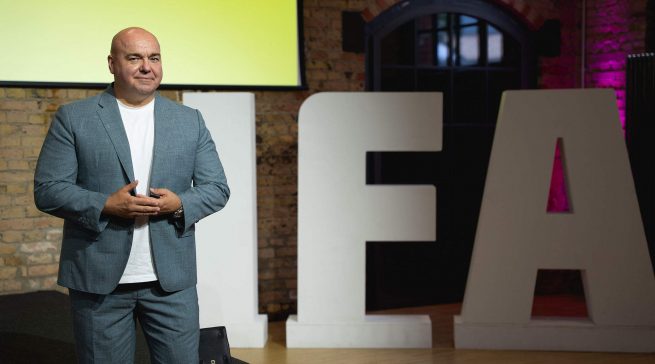 Leif Lindner, CEO der IFA Management GmbH, nutzte die Gelegenheit, neue Kontakte auf der CES zu knüpfen. Foto: Dominik Tryba