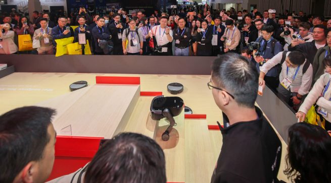 Der neue Star unter den Saugrobotern: Der „Saros Rover“ von Roborock mit Rad-Bein-Architektur kann Treppen und Höhenunterschiede selbstständig überwinden.