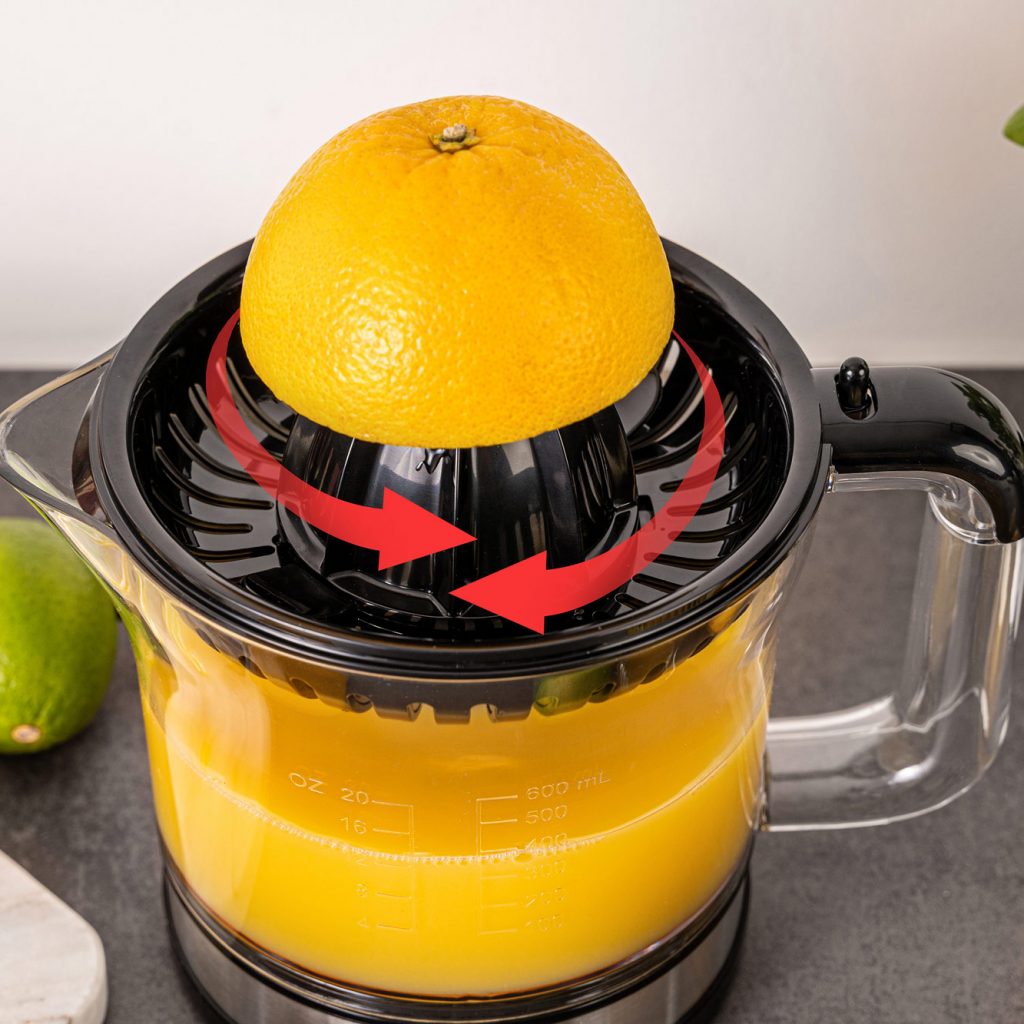 Der integrierte Rechts-/Linkslauf holt das Maximum aus jeder Frucht heraus und sorgt bei der ROMMELSBACHER Zitruspresse für besonders hohe Saftausbeute.