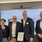 Susanne Heiduczek (General Manager EK Home Housewares, EK Retail), Jochen Pohle (Chief Retail Officer, EK Retail), Fenno de Boer (Vice President Sales, Groupe SEB WMF Consumer GmbH) und Jens Biermann (Account Director, Groupe SEB WMF Consumer GmbH) (v. l.) verkünden im Rahmen der EK LIVE Frühjahrsmesse den Ausbau ihrer langjährig bestehenden Partnerschaft.