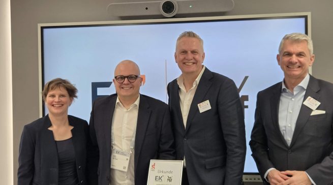 Susanne Heiduczek (General Manager EK Home Housewares, EK Retail), Jochen Pohle (Chief Retail Officer, EK Retail), Fenno de Boer (Vice President Sales, Groupe SEB WMF Consumer GmbH) und Jens Biermann (Account Director, Groupe SEB WMF Consumer GmbH) (v. l.) verkünden im Rahmen der EK LIVE Frühjahrsmesse den Ausbau ihrer langjährig bestehenden Partnerschaft.