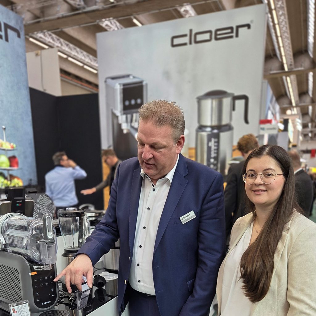 Guido Veit, Key Account Manager und Anja Ritter, Team Vertrieb, zeigen die Neuheiten bei Cloer.