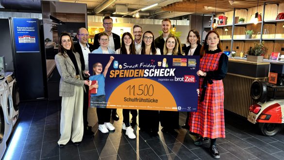 Spendenscheckübergabe: Margarethe Schlemmer (Vorstandsmitglied, brotZeit), Christian Claes (Senior Concept Manager küchenplus), Miriam Hofmeister (Junior Online Marketing Manager, EK Retail), Franz Schreckenberg (Team Lead Category Management Electro, EK Retail), Maren Dippel (Junior Online Marketing Manager, EK Retail), Martin Wolf (General Manager EK Home Electrical Appliances, EK Retail), Meike Ullrich (Senior Concept Manager electroplus), Paul Süwer (Team Lead Marketing and E-Commerce, EK Retail), Pia Strieder (E-Commerce Manager, EK Retail), Alice Jank (Category Manager Major Domestic Appliances, EK Retail) und Verena Schmitt (Bereichsleitung Fundraising und Kommunikation, brotZeit) (v. l.).