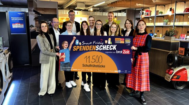 Spendenscheckübergabe: Margarethe Schlemmer (Vorstandsmitglied, brotZeit), Christian Claes (Senior Concept Manager küchenplus), Miriam Hofmeister (Junior Online Marketing Manager, EK Retail), Franz Schreckenberg (Team Lead Category Management Electro, EK Retail), Maren Dippel (Junior Online Marketing Manager, EK Retail), Martin Wolf (General Manager EK Home Electrical Appliances, EK Retail), Meike Ullrich (Senior Concept Manager electroplus), Paul Süwer (Team Lead Marketing and E-Commerce, EK Retail), Pia Strieder (E-Commerce Manager, EK Retail), Alice Jank (Category Manager Major Domestic Appliances, EK Retail) und Verena Schmitt (Bereichsleitung Fundraising und Kommunikation, brotZeit) (v. l.).