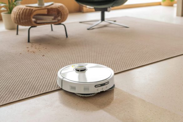 Der „RVM 4“ ist das erste Modell der Kärcher Saugwischroboter, das über eine Wischeinheit mit zwei rotierenden und anhebbaren Mikrofaserpads verfügt.