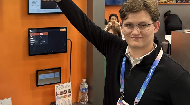 Alexander Darvas, Regional Sales Manager SUNMI, erklärt seine Ideen zum Thema Future Retail. Foto: Daniel Kullmann 