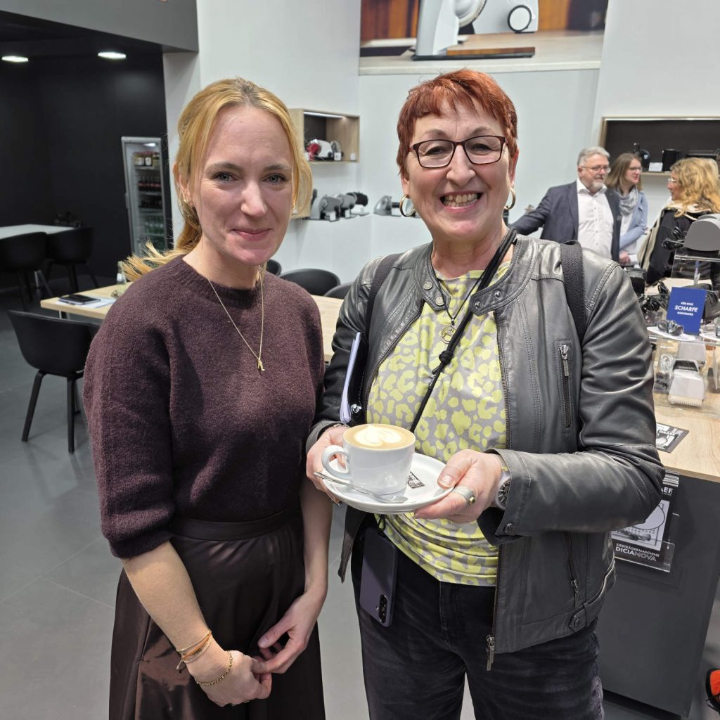 Franziska Graef (l.), Marketingleiterin, und infoboard-Chefredakteurin Rita Breer.