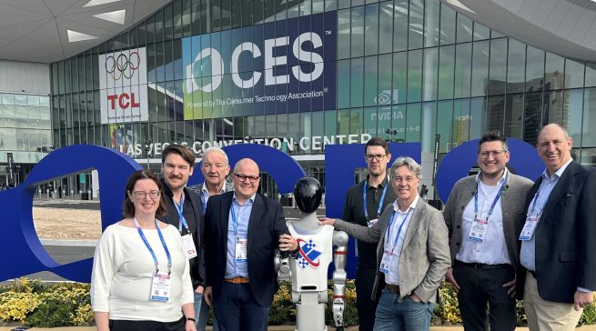 Meetingpoint mit Roboter: Die EK Retailgruppe um Jochen Pohle (Mitte), CRO EK Retail und Daniel Kullmann (r.), Head of Public Affairs bei EK Retail. Foto: EK Retail