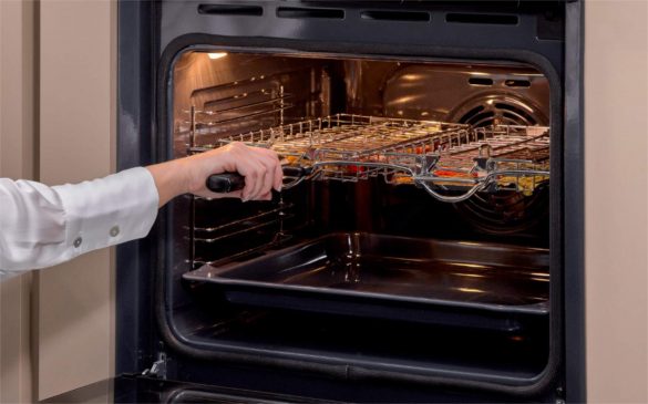 Ergänzt wird die Ausstattung des ausgezeichneten Backofens „BBA285PU1ZK“ durch das Easy Grill Zubehör.