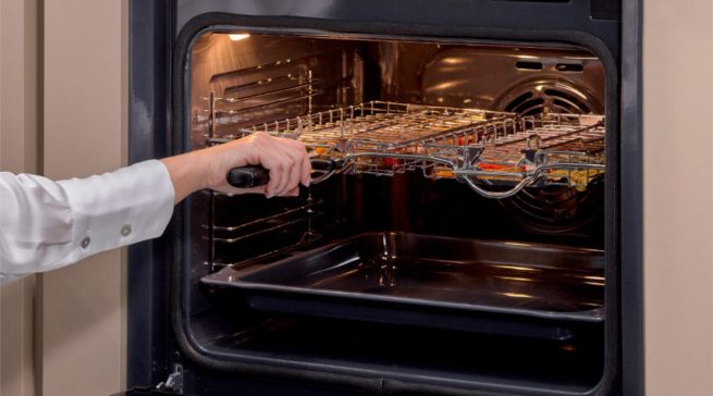 Ergänzt wird die Ausstattung des ausgezeichneten Backofens „BBA285PU1ZK“ durch das Easy Grill Zubehör.