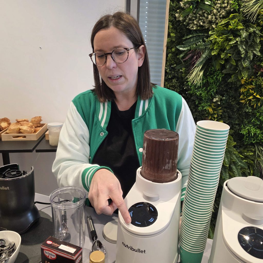 Innovation zum Anfassen: Im Rahmen von Hands-on-Stationen konnten die Teilnehmer die neuen Highlights von De’Longhi, Braun, Kenwood und nutribullet direkt ausprobieren und im Dialog mit Experten technische Details vertiefen.