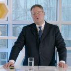 Patrick Döring, Vorstandvorsitzender Wertgarantie, stand Rede und Antwort zur wirtschaftlichen Entwicklung der Unternehmensgruppe. Screenshot: Gabriel Wagner