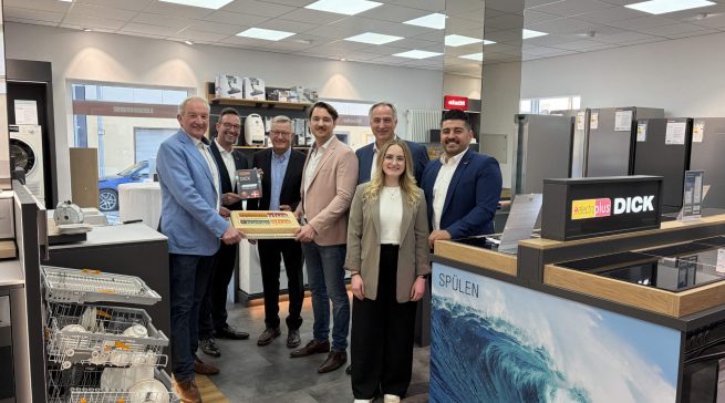 • Tortenübergabe im Geschäft: Horst-Werner Dick (Inhaber, electroplus küchenplus Dick), Martin Wolf (General Manager EK Home Electrical Appliances, EK Retail), Joachim Müller (Mitglied der Geschäftsleitung, electroplus küchenplus Dick), Maximilian Dick (Geschäftsführer, electroplus küchenplus Dick), Christian Bichlmeier (Regionalleiter electroplus küchenplus), Pia Strieder (E-Commerce Manager, EK Retail) und Ali Uyar (Store Designer electroplus) (v. l.).