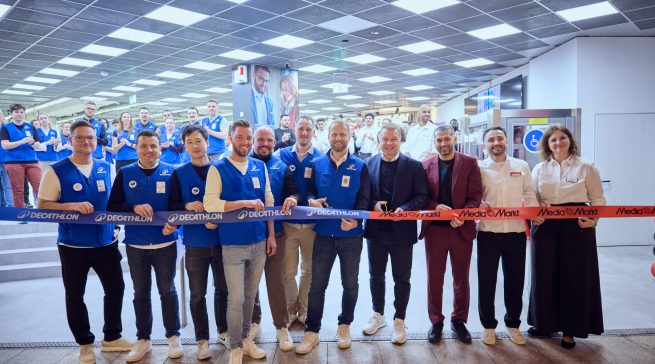 Eröffnung der ersten Store-in-Store Fläche von Decathlon und MediaMarktSaturn im Münchner Einkaufscenter pep. Bildmitte v.l.: Jonathan Veith (Filialleiter Decathlon pep), Stefan Kaiser (Director Development & Real Estate Decathlon Deutschland), Carsten Geilert (COO MediaMarktSaturn Deutschland), Tamim Atazai (Geschäftsführer MediaMarkt pep).