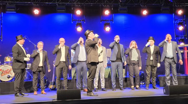 Traditionelles Ritual: Die Vorstände der beiden Verbundgruppen Euronics und expert probierten die sogenannte Lüttje Lage: gleichzeitig ein Broyhan-Bier mit einem Kornbrand trinken.
