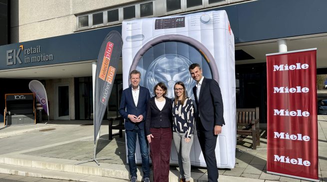 Electroplus küchenplus und Miele starten gemeinsame Qualitätsoffensive im Fachhandel (v. l.): Franz Schreckenberg (Team Lead Category Management Electro, EK Retail), Alice Jank (Category Managerin Major Domestic Appliances, EK Retail), Meike Ullrich (Senior Concept Manager electroplus, EK Retail) und Daniel Ellies (Key Account Manager, Miele Vertriebsgesellschaft Deutschland KG).