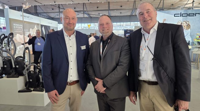 Infoboard.de-Herausgeber Gabriel Wagner im Gespräch mit Scott Taylor und Marlus Weinschenk, beide Fakir (v. r.). Foto: Rita Breer