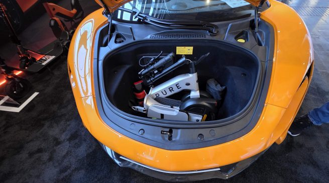 Zwei zusammenklappbare E-Scooter von Pure Elektric passen sogar in den Mc Laren-Kofferraum. Foto: Gabriel Wagner