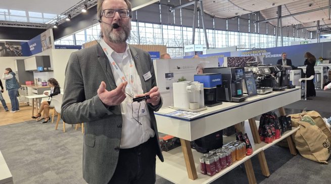 Euronics-Projektmanager Martin Wünsche erklärt das modulare System des Marktplatzes Ladenbau.