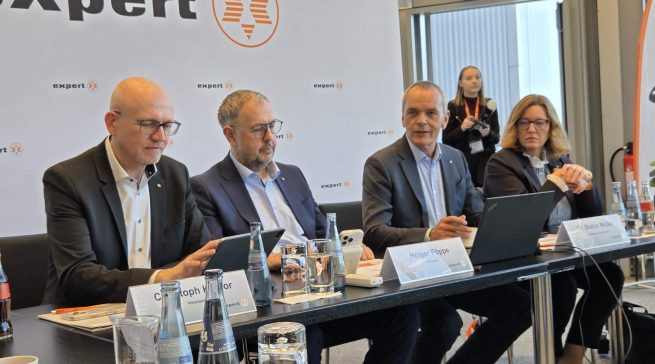 Der Vorstand von expert während der Pressekonferenz: Christoph Komor, Holger Pöppe, Dr. Stefan Müller und Daniela Schreckling (v. l.).