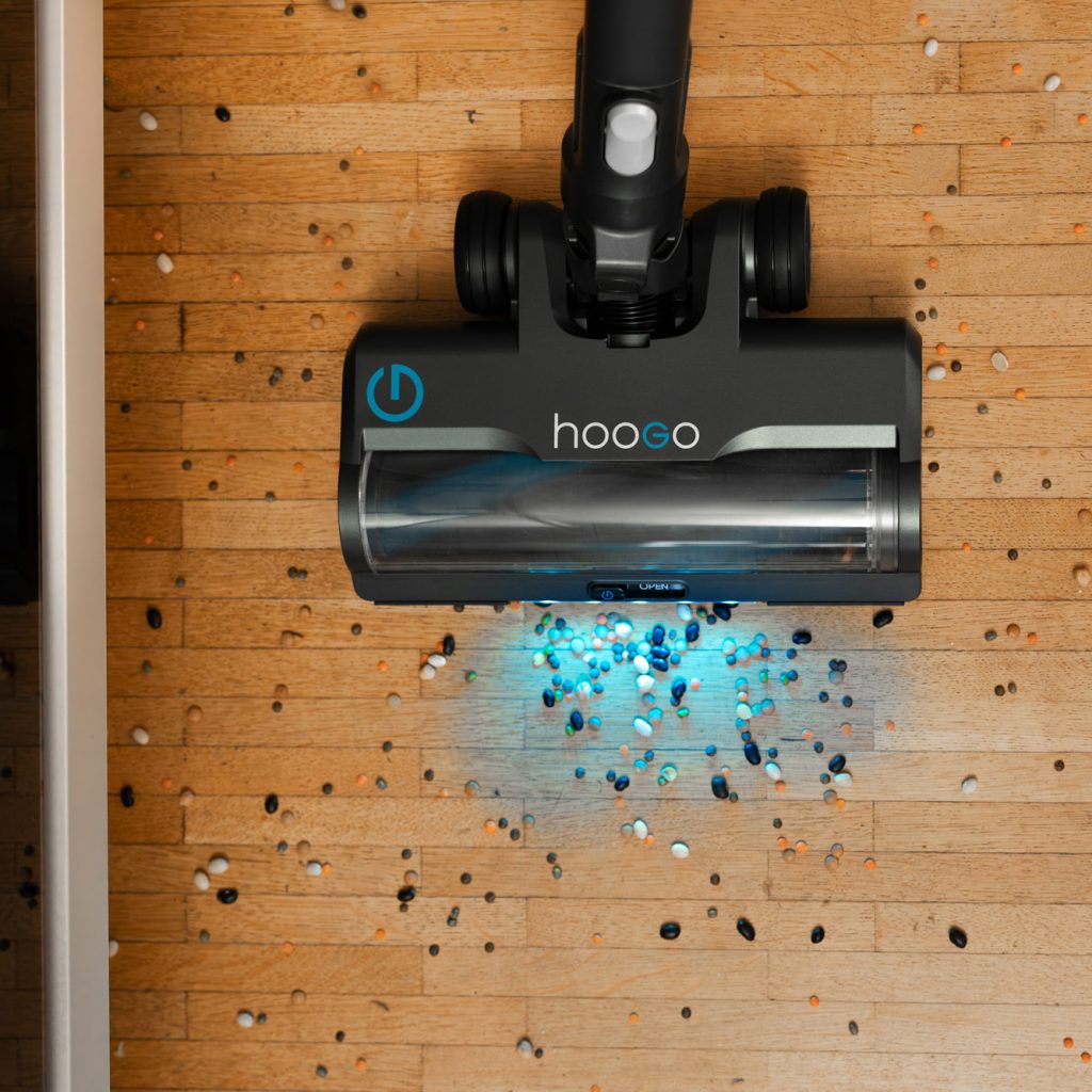 Ein regulierbarer Grobschmutzkanal erleichtert die Aufnahme größerer Partikel, etwa Krümel oder Steinchen.