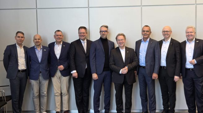 Matthias Assmann (Vorstand, ElectronicPartner), Dirk Koslowski, IFA Management GmbH, IFA, Thilo Dröge (Vorstand, Wertgarantie), Patrick Döring (Vorstandsvorsitzender, Wertgarantie), Brendan Lenane (Vorstand, Euronics), Benedict Kober (Sprecher des Vorstands, Euronics), Dr. Stefan Müller (Vorstandsvorsitzender, expert), Christoph Komor (Vorstand, expert) und Peter Zyprian als IFA Retail Ambassador (v. l.).