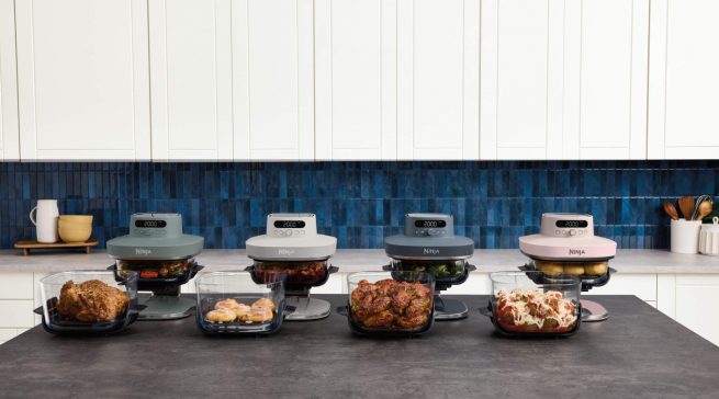 Den neuen „Ninja CRISPi PRO“ gibt es als Komplettpaket geliefert inklusive Rezeptheft. Als XL Glas-Air-Fryer in den Farben Cyber Space, Beige, Grau und Rosa.