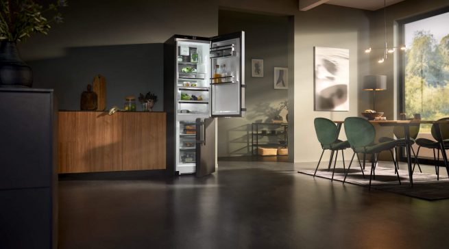 Liebherr präsentiert zur HEPT ein Sondermodell: eine freistehende Kühl-Gefrierkombination mit Energieeffizienzklasse B, ausgestattet mit Technologien wie DuoCooling, EasyFresh und PowerCooling.