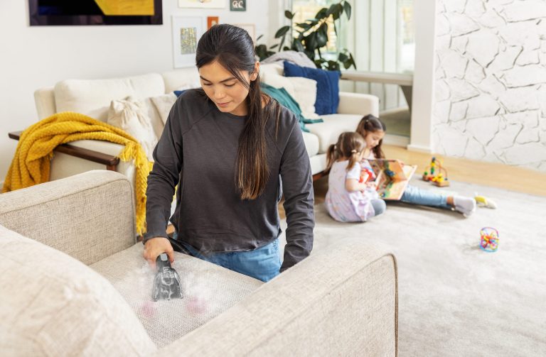Der BISSELL® SpotClean HydroSteam™ Fleckenreiniger für die Tiefenreinigung von Teppich, Sofa & Co.