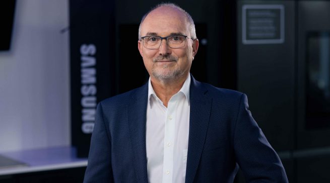 Ralf Birk, Head of Built-in Küchen- und Möbelfachhandel, freut sich über die neue Dauerausstellung im KCL.