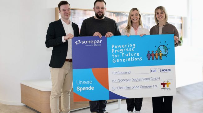 Fabian Winnemöller, Mitglied des Purpose Boards und Business Controller bei Sonepar in Deutschland, Fabian Hoheisel, Vorstandsmitglied von Elektriker ohne Grenzen e.V., Alexandra Wallek, Senior Vice President HR & Communication bei Sonepar in Deutschland, Lisa May, Purpose Energizer und Referentin Unternehmenskommunikation bei Sonepar in Deutschland (v. l.). Foto: Sonepar