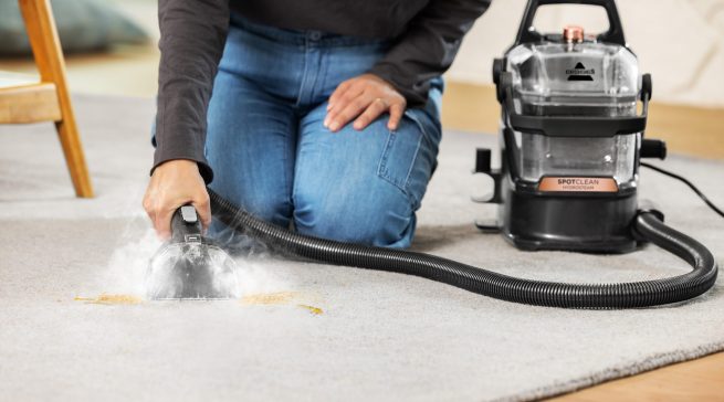 Egal ob Rotwein oder Schlamm: Der BISSELL® SpotClean HydroSteam™ löst selbst tiefsitzende Teppichflecken mühelos.