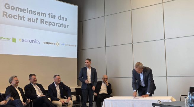 Dr. Stefan Müller, Vorstandsvorsitzender, expert, bei der Unterzeichnung des Kooperationsvertrages. Foto: Rita Breer