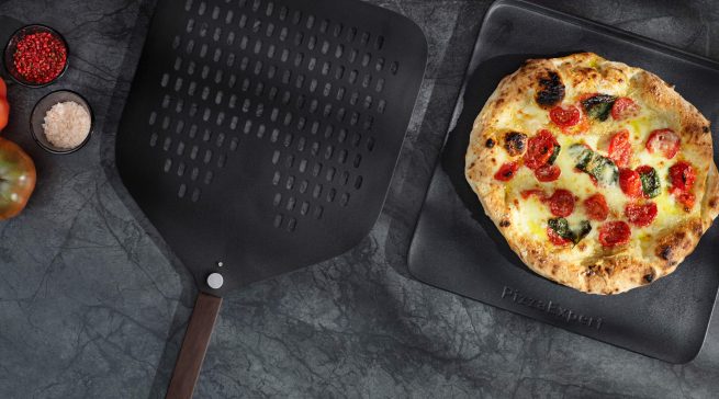Dank des passenden Zubehörs ist das Handling beim Pizzabacken ganz einfach. Foto: AEG
