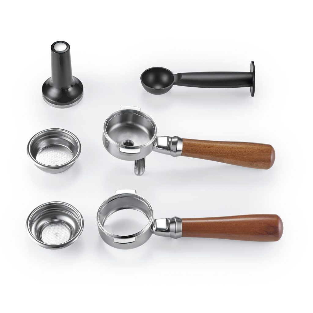 Zum umfangreichen Zubehör gehören zwei hochwertige Edelstahl-Siebträger – einer mit zwei Auslässen und ein bodenloser.