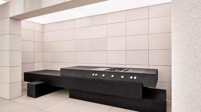 Materialität spielt bei dem Auftritt von Gaggenau eine wichtige Rolle.