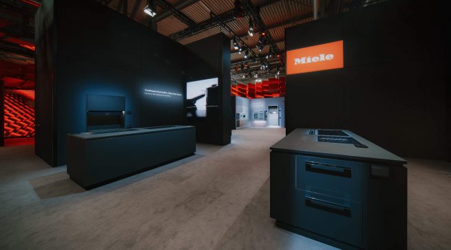 In Mailand präsentiert Miele seine neuesten Produktinnovationen in einem immersiven Standkonzept, das Geräte in vernetzte Alltagsszenarien einbettet und ihr Zusammenspiel sowie ihre Relevanz im täglichen Gebrauch erlebbar macht. Foto: Miele