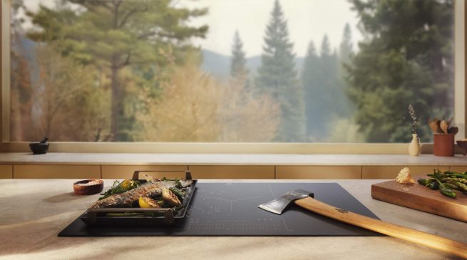 Das Induktionskochfeld mit „SaphirMatt“-Oberfläche reduziert visuelle Reize und erhöht die Widerstandsfähigkeit.