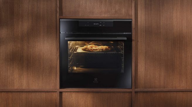 Profi-Pizza im Nu: der neue „700 MealAssist-Backofen“ mit „PizzaExpert“-Funktion.