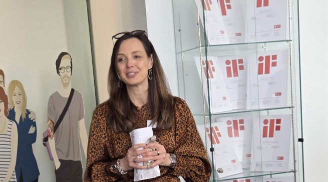 Janina Forberger, Vice President Design Center Miele, erläutert, dass Miele Produkte In den vergangenen 20 Jahren mit über 300 internationalen Designpreisen ausgezeichnet wurden, darunter iF, Red Dot und weitere renommierte Awards.