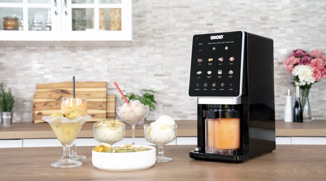 Die Eismaschine CREAM DREAM von Unold verwandelt gefrorene Zutaten in Sekunden per Mikropürier-Technologie in cremige Eisvariationen, Sorbets und Frozen Drinks.